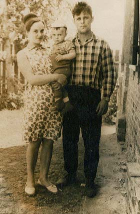 Мама, отец и я в селе Лиман. Родители молодые, молодые! 1967 г.