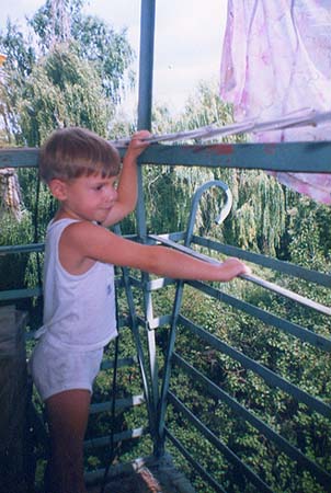На фото Игорь на балконе съемной квартиры.1996 гг.