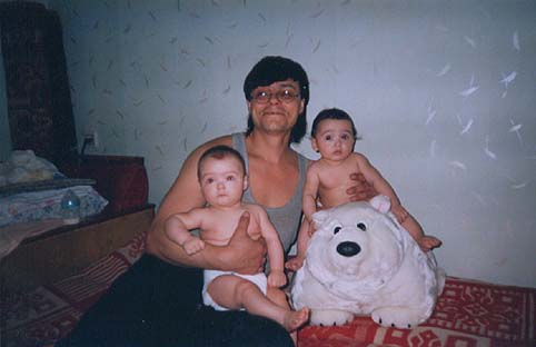 На фото я с племянниками Ильей и Никитой, двойня Тани, апрель 2004 гг. Через полтора месяца займусь омоложением