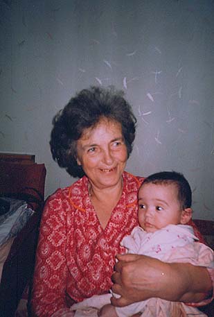 На фото Людмила Ивановна с внуком Никитой, апрель 2004 гг.