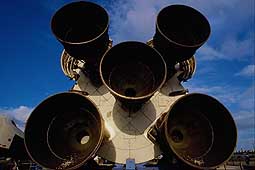 Первый тип двигателя для космических цивилизаций является музейным экспонатом выставочного зала "Завоевания Космонавтики". Однако, тип установки прост в инженерном исполнении и основан на базе современных ракет-носителей.