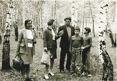 Собираем грибы недалеко от Белого озера, 1976 г.